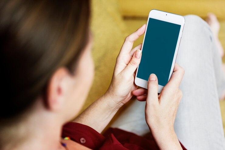 PSD mujer que usa el teléfono inteligente en el sofá