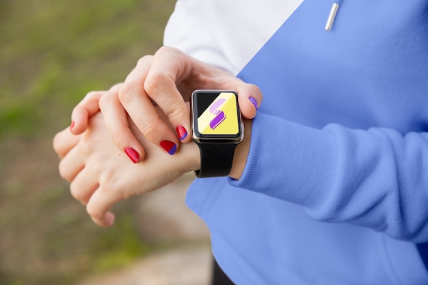 Mujer con reloj reloj con capucha