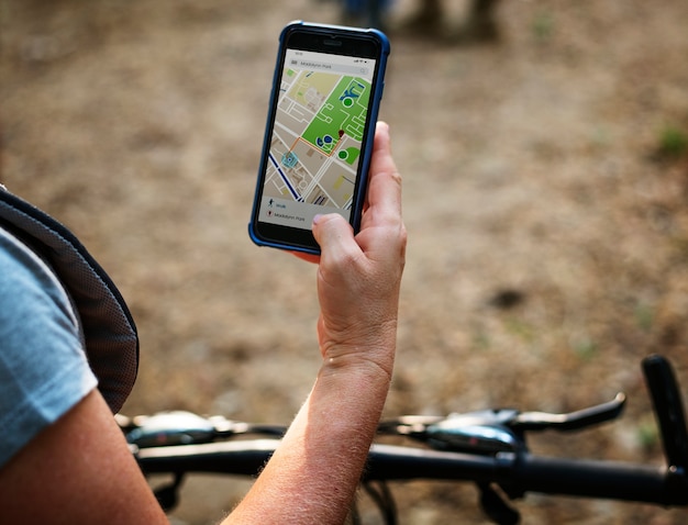 Mujer revisando el mapa gps