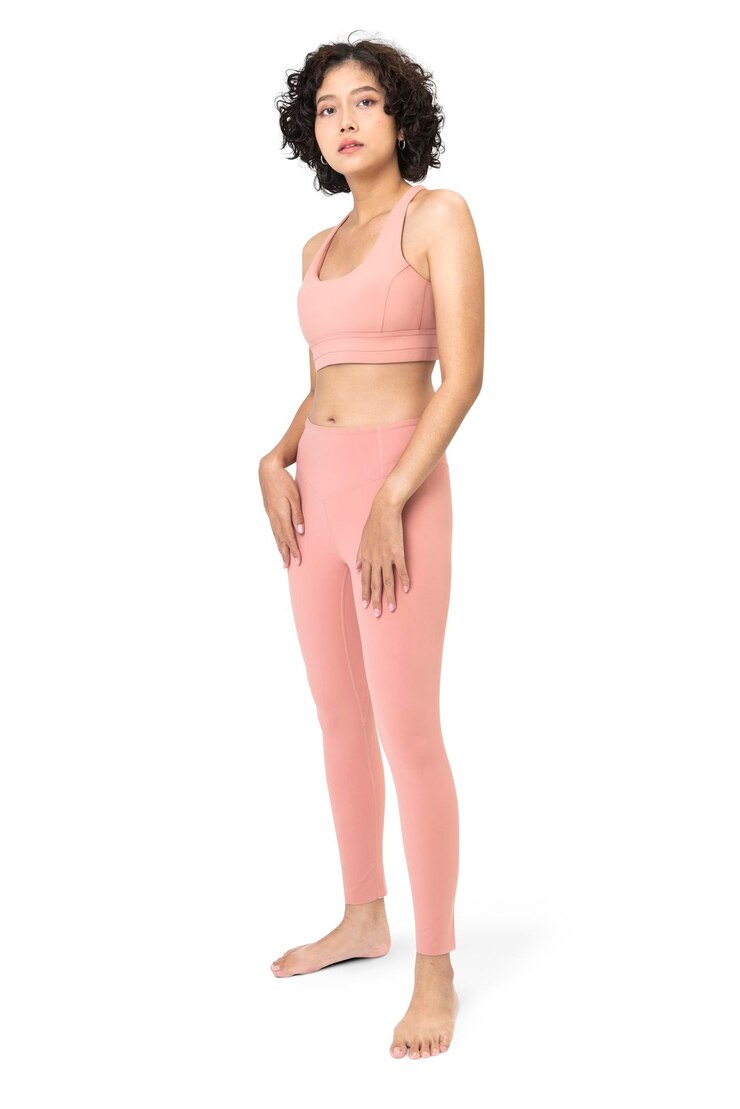 PSD mujer en rosa psd mockup sostén deportivo y leggings ropa deportiva conjunto de moda