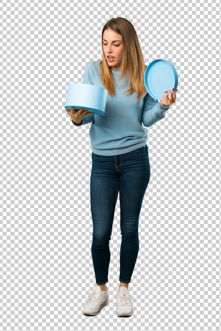 PSD mujer rubia con camisa azul con caja de regalo en las manos