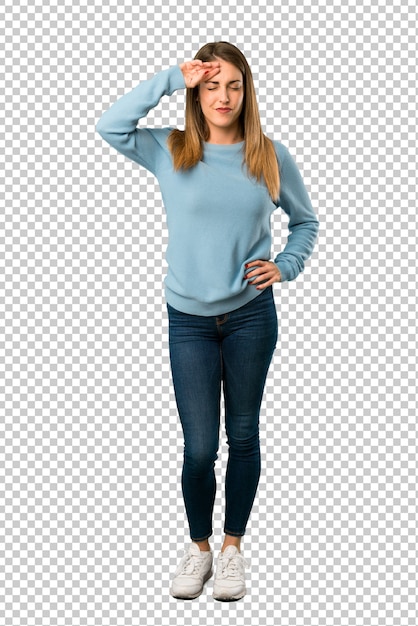 Mujer rubia con camisa azul con expresión cansada y enferma