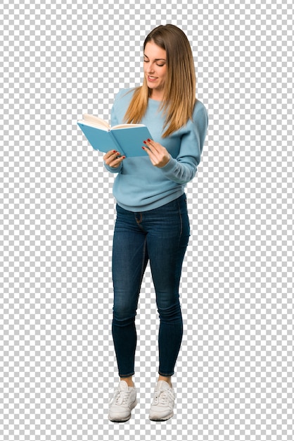 PSD mujer rubia con camisa azul sosteniendo un libro y disfrutando de la lectura