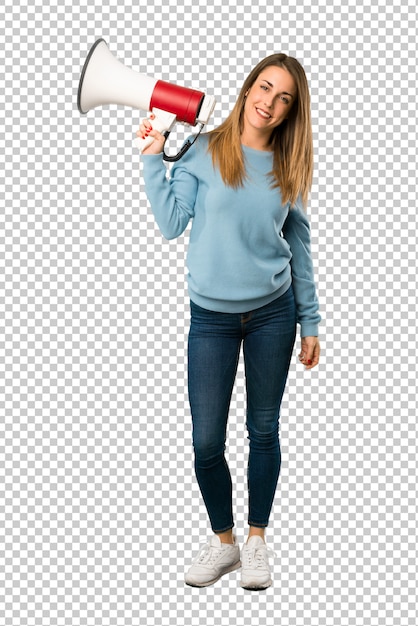Mujer rubia con camisa azul sosteniendo un megáfono
