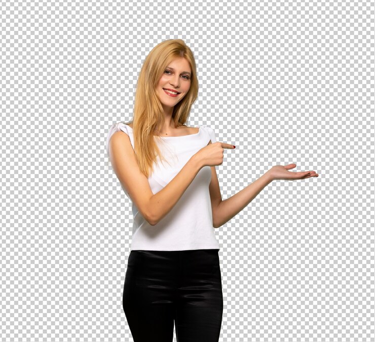 PSD mujer rubia joven que sostiene el copyspace imaginario en la palma para insertar un anuncio