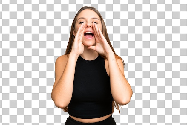 Mujer rubia joven sobre el fondo de la clave de croma aislada gritando y anunciando algo