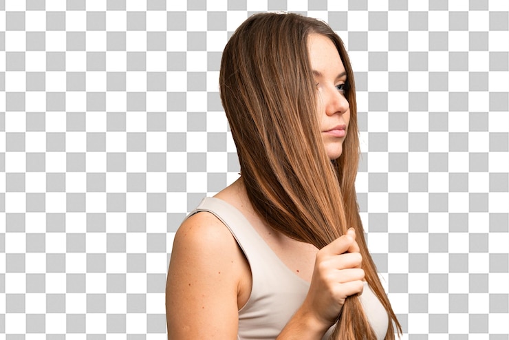 PSD mujer rubia joven sobre fondo clave de croma aislado tocando su cabello retrato de primer plano