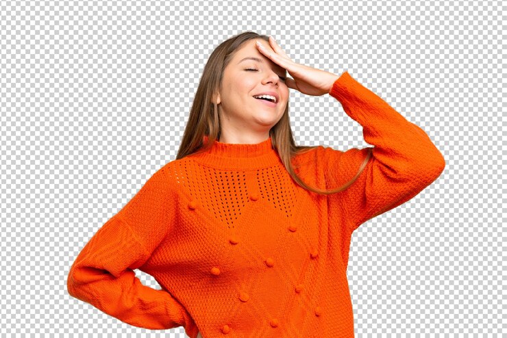 PSD mujer rubia joven sobre fondo de llave cromada aislada sonriendo mucho