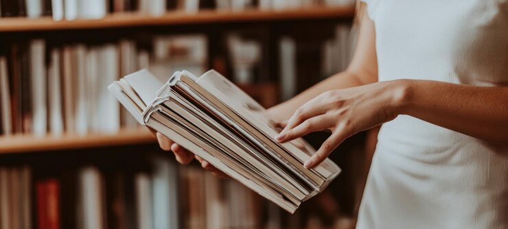 PSD una mujer seleccionando libros en una biblioteca un momento de exploración literaria