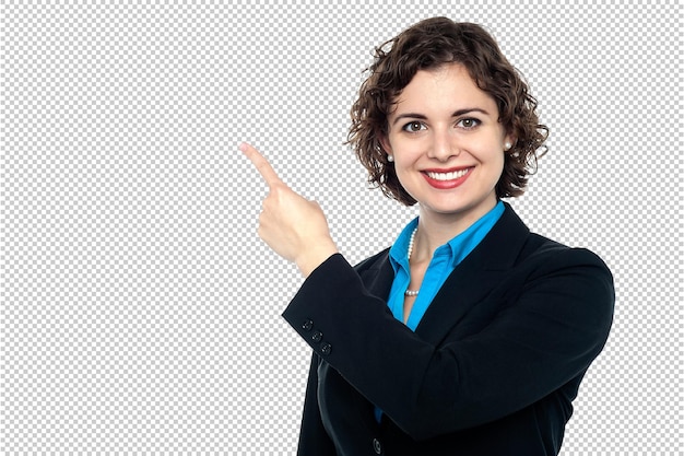 una mujer señalando a la derecha con una sonrisa en su cara
