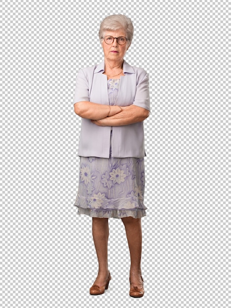 Mujer senior de cuerpo completo muy enojada y molesta, muy tensa, gritando furiosa, negativa y loca