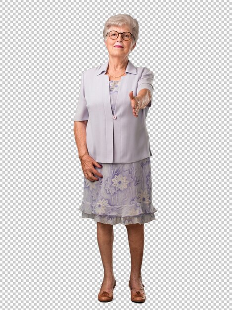 Mujer senior de cuerpo completo que se extiende para saludar a alguien o gesticular para ayudar, feliz y emocionada