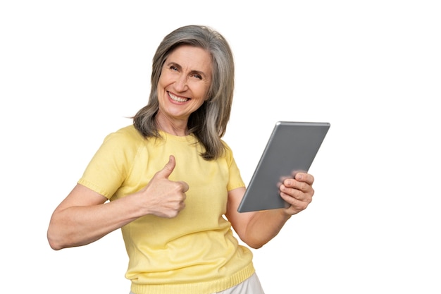 Mujer senior emocionada con tecnología