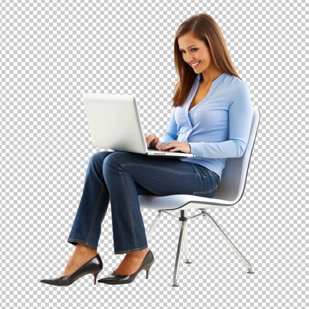 Mujer sentada en una silla usando una computadora portátil aislada sobre un fondo transparente