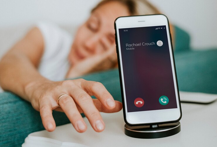 PSD mujer somnolienta que alcanza su teléfono para apagar la alarma