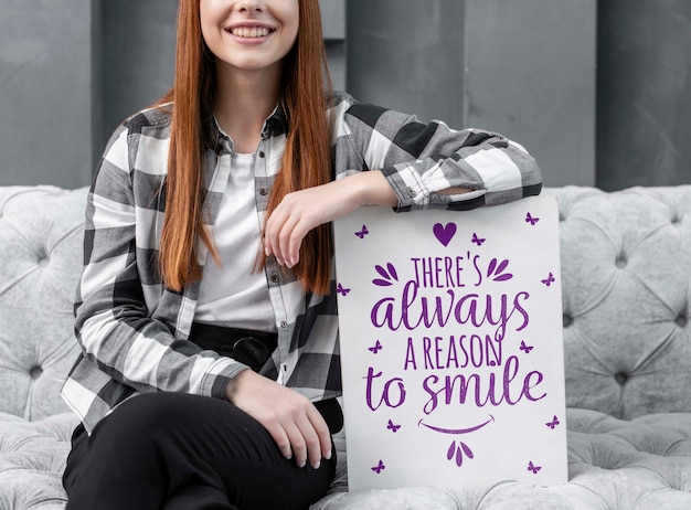 Mujer sonriente apoyándose en maqueta