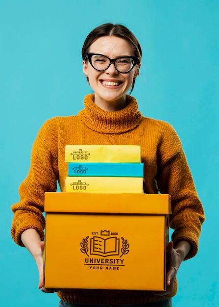 Mujer sonriente con cajas