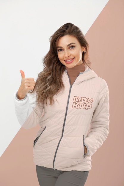 Mujer sonriente con chaqueta de tiro medio