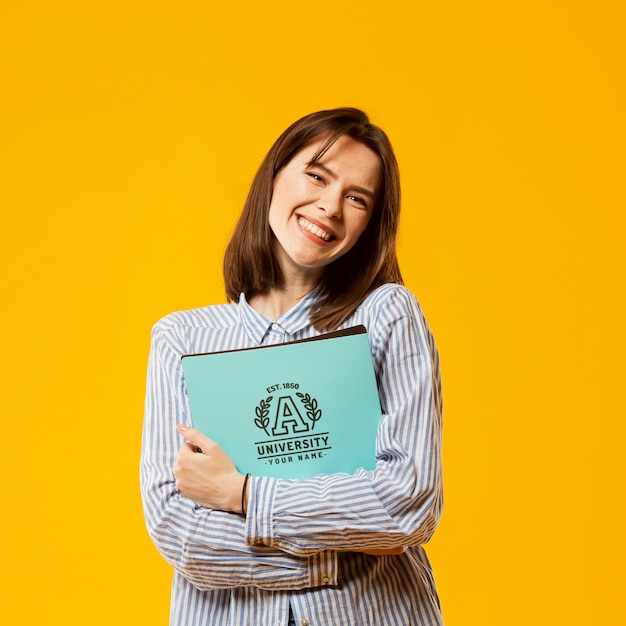 PSD mujer sonriente con libros