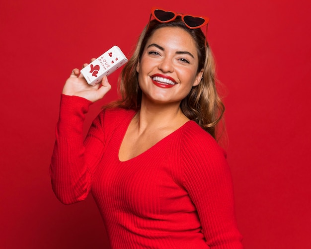 PSD mujer sonriente de tiro medio sosteniendo una caja pequeña