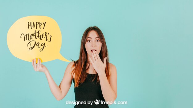 Mujer sorprendida con mockup de burbuja de texto