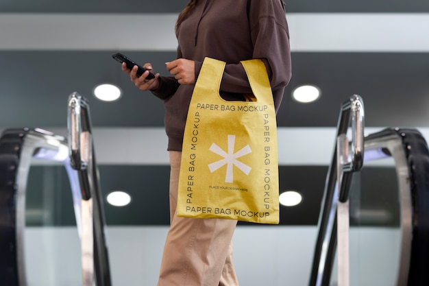 Mujer sosteniendo una bolsa de compras al aire libre en la calle