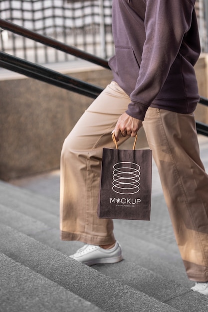 Mujer sosteniendo una bolsa de compras al aire libre en la calle