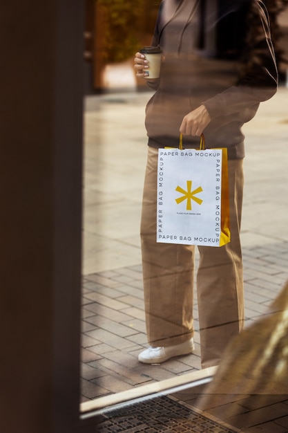 PSD mujer sosteniendo una bolsa de compras al aire libre en la calle