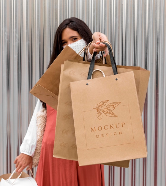 Mujer sosteniendo bolsas de tiro medio