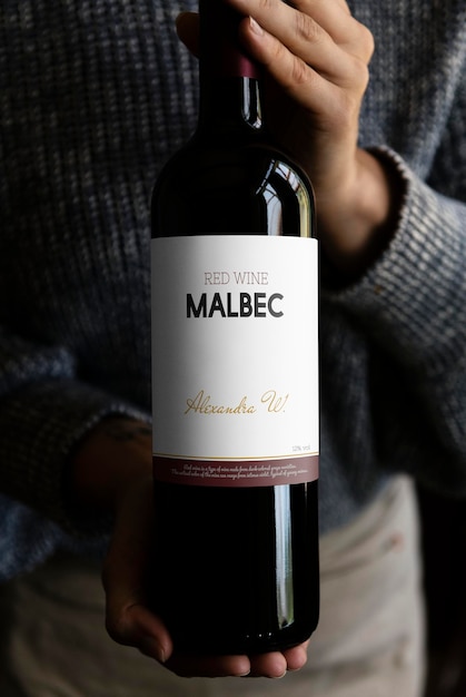 Mujer sosteniendo una botella de vino