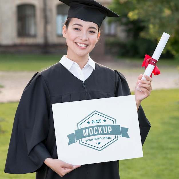 PSD mujer sosteniendo con orgullo un diploma de maqueta