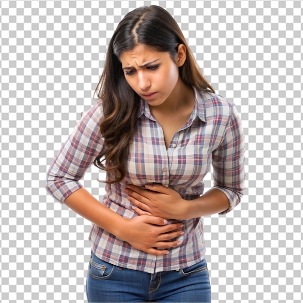 Mujer sosteniendo su abdomen sufriendo de problemas estomacales sobre un fondo blanco