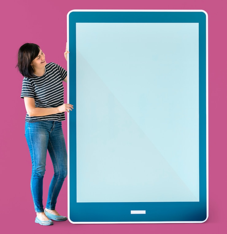 PSD mujer sosteniendo una tableta azul maqueta