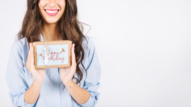 PSD mujer sujetando caja de regalo