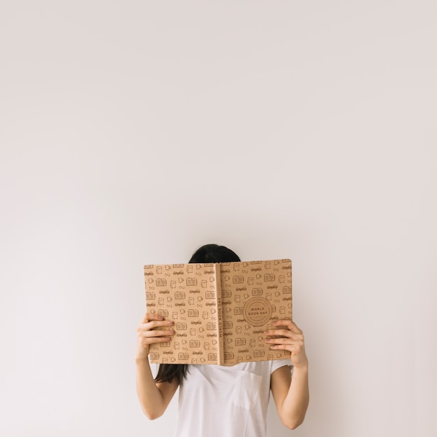 Mujer sujetando maqueta de cover de libro
