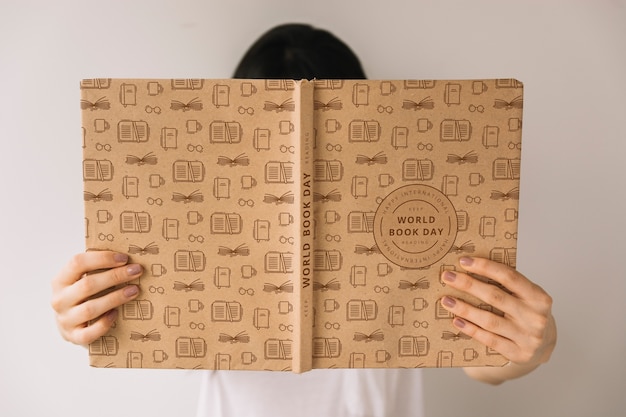 Mujer sujetando maqueta de cover de libro