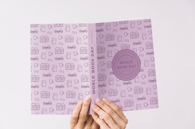 Mujer sujetando maqueta de cover de libro