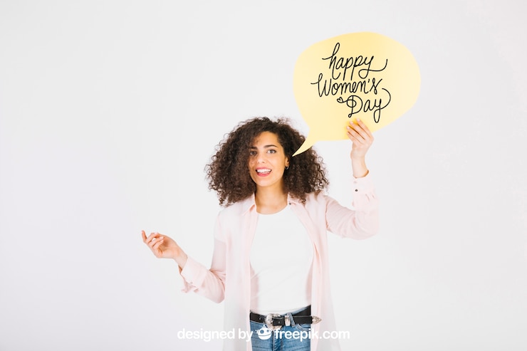 PSD mujer sujetando mockup de burbuja de texto