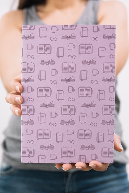 Mujer sujetando mockup de cover de libro