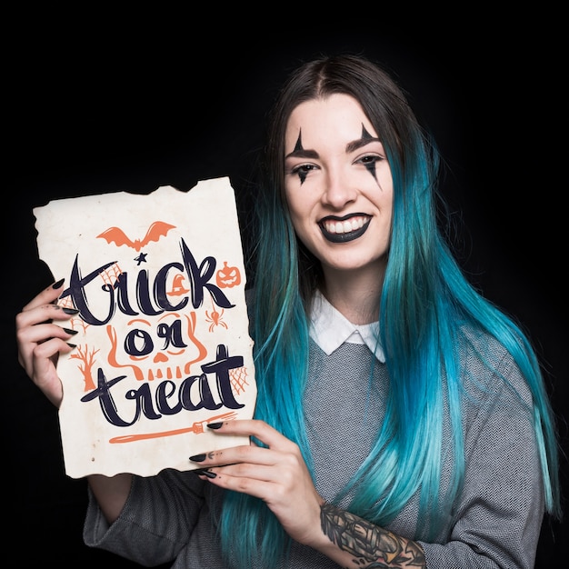 PSD mujer sujetando papel con lettering de halloween