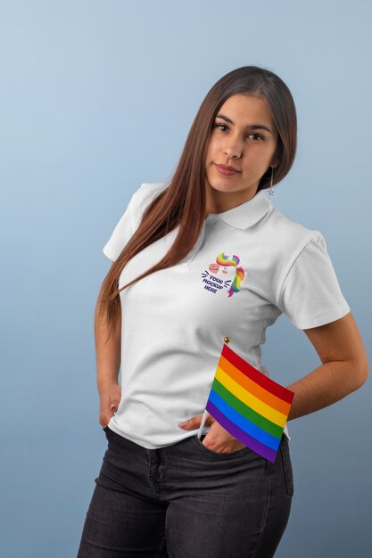 Mujer de tiro medio con bandera del orgullo