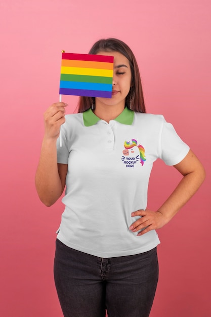 Mujer de tiro medio con bandera del orgullo