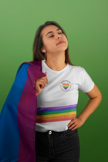 PSD mujer de tiro medio con bandera del orgullo