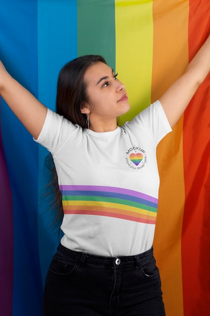 Mujer de tiro medio con bandera del orgullo