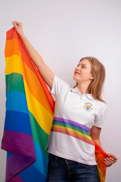 Mujer de tiro medio con bandera del orgullo