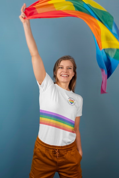 PSD mujer de tiro medio con bandera del orgullo