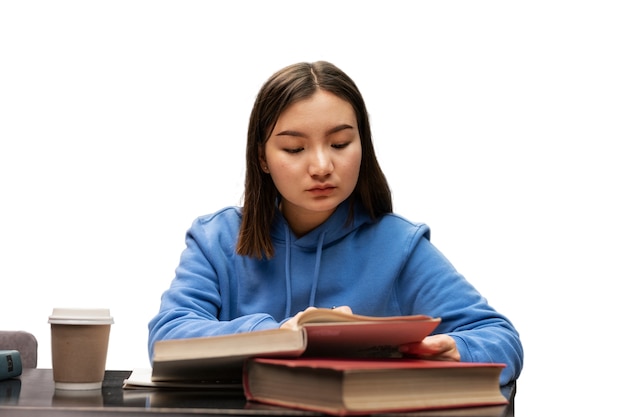 PSD mujer de tiro medio estudiando