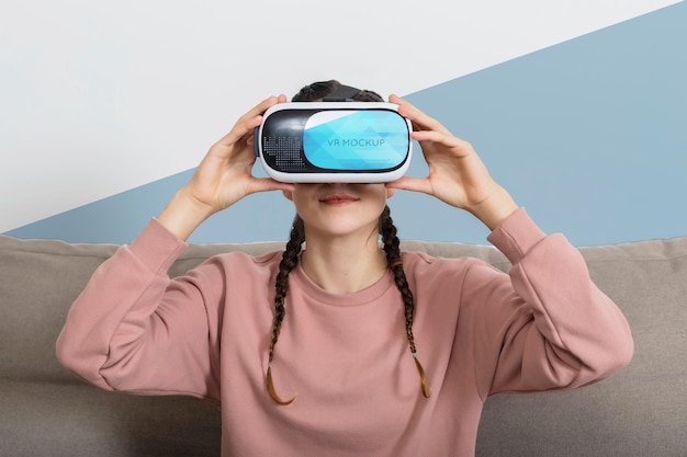 Mujer de tiro medio con gafas vr