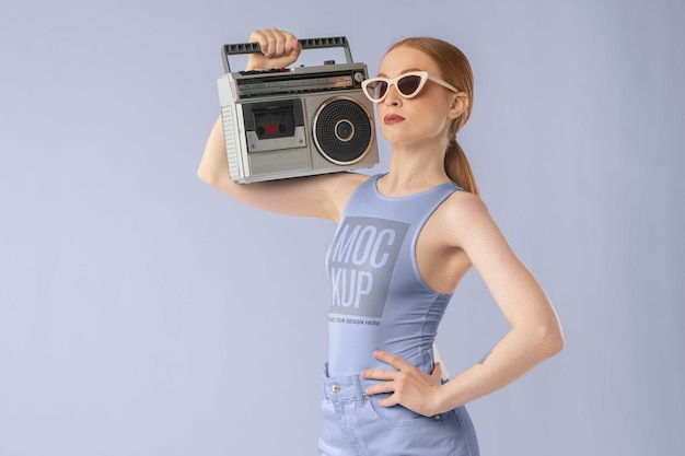 Mujer de tiro medio posando en estudio