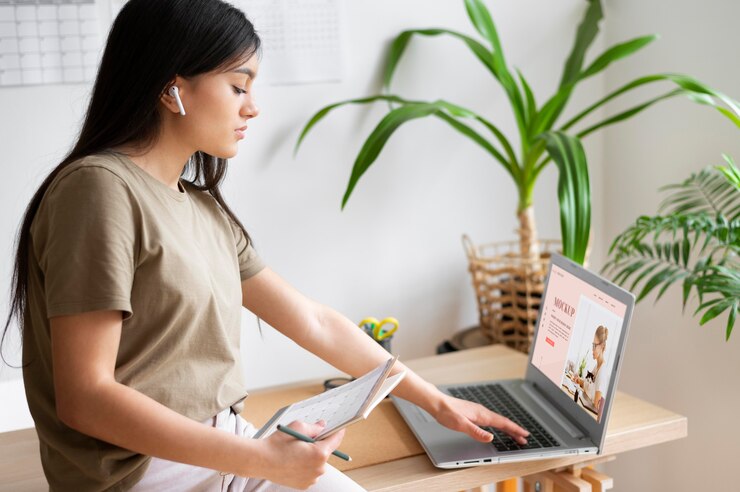 PSD mujer trabajando desde casa usando laptop y tomando notas